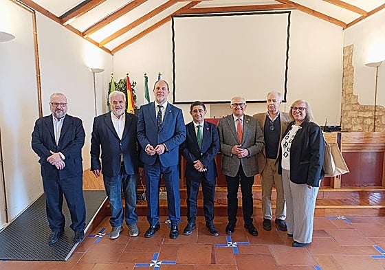 Manuel Parras junto a Paco Reyes y otros expresidentes del CES.