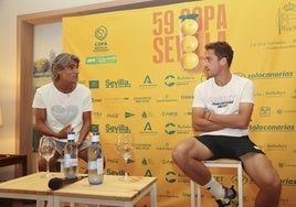 Roberto Carballés, a la derecha, conversa con Pepe Imaz en Sevilla.