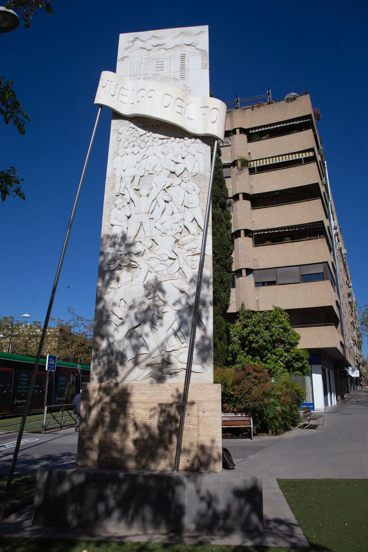 El monumento mide 7,60 metros.