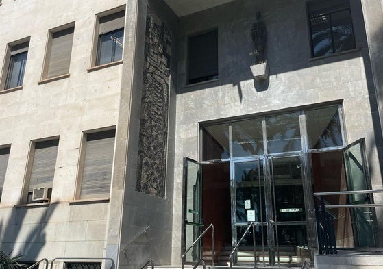 Entrada de la Audiencia Provincial de Almería.