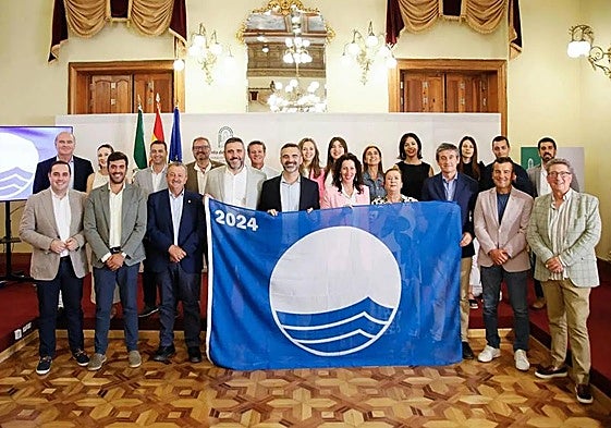 Las playas de Almería baten récord y ondearán este verano 35 banderas azules que acreditan su calidad