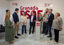 Raquel Ruz, en el centro, acompañada por otras figuras del PSOE de la capital en el lanzamiento de su candidatura.