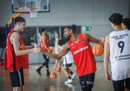 Gian Clavell saluda a Agustín Ubal, el equipo ha vuelto a entrenar en el Estadio de la Juventud como en la pretemporada.