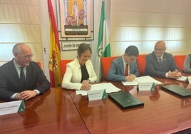 Firma del convenio entre Catalina García y Paco Reyes, que estuvieron acompañados de Jesús Estrella y Manuel Fernández.