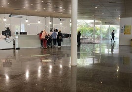 Vestíbulo del Hospital Comarcal donde se han habilitado la Atención Primaria.