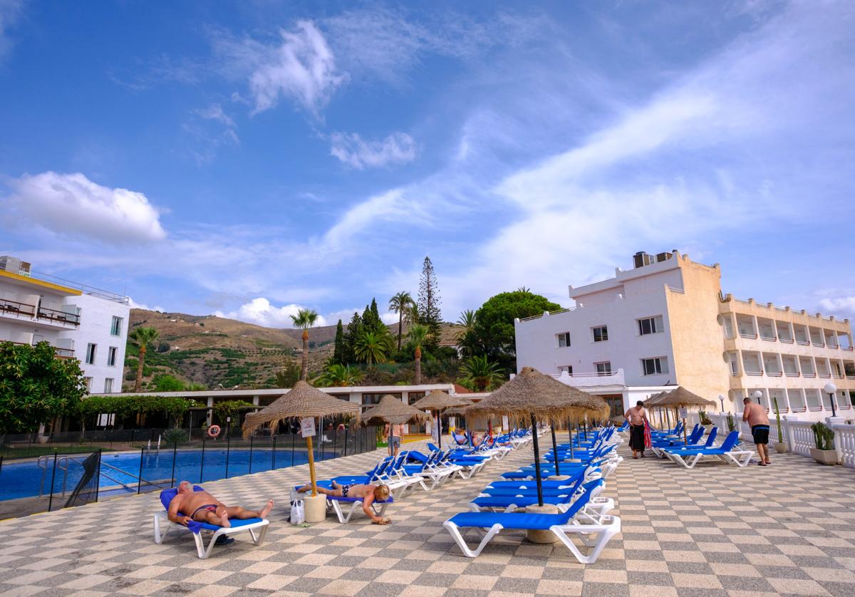 Los precios de los hoteles en la costa tropical suben entre un 5% y un 10% este verano | ideal