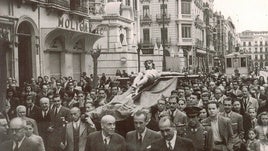 Preciosa imagen del momento del traslado del Cristo del Silencio a su paso por Gran Vía en 1944