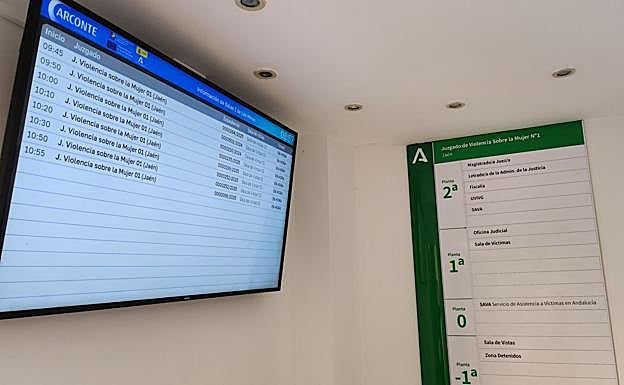 Pantalla a la entrada de la sede.