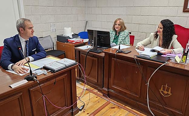 El fiscal junto a la funcionaria Paqui y la jueza.