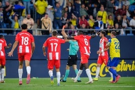 Palencia Caballero expulsa a Bruno Langa; desde el VAR no le llaman para coregirla. Terminó de hundir al Almeriá