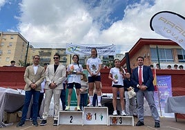 Entrega de premios a los escolares tras la carrera.