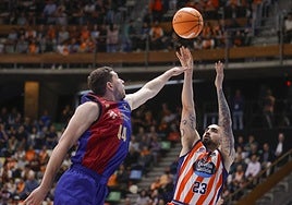 Barrueta, del Leyma Coruña, lanza un triple ante Parra.