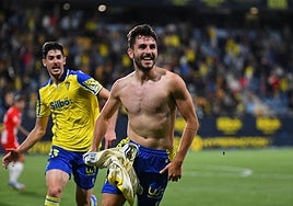 Víctor Chust celebra su gol perseguido por el exrojiblanco Carlos Fernández.