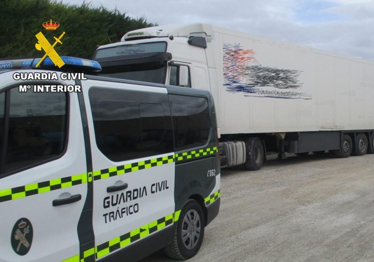 Inmovilizan un camión en almería por transportar 17 toneladas de sobrepeso | ideal