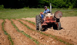 Muere un hombre tras volcar un tractor en una finca de Villacarrillo