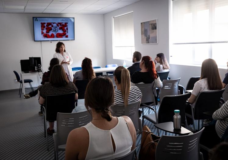Las mamás y sus parejas participan en un taller de educación maternal concentrado en el último periodo del embarazo.