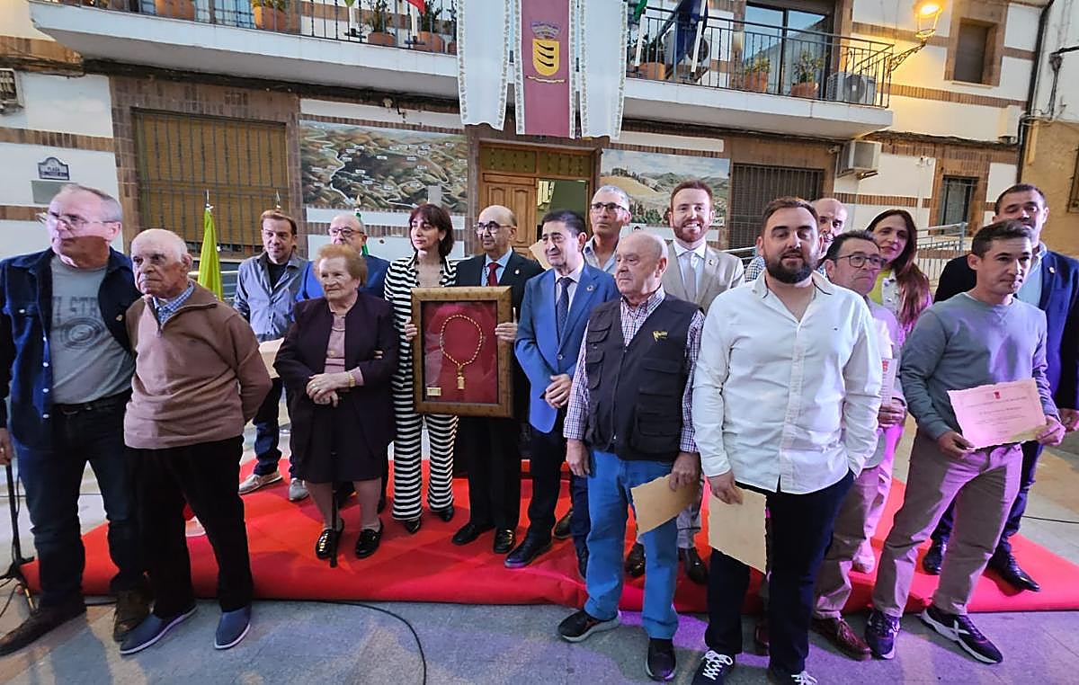 Foto de familia de los Premios 'Villa de Bedmar'.