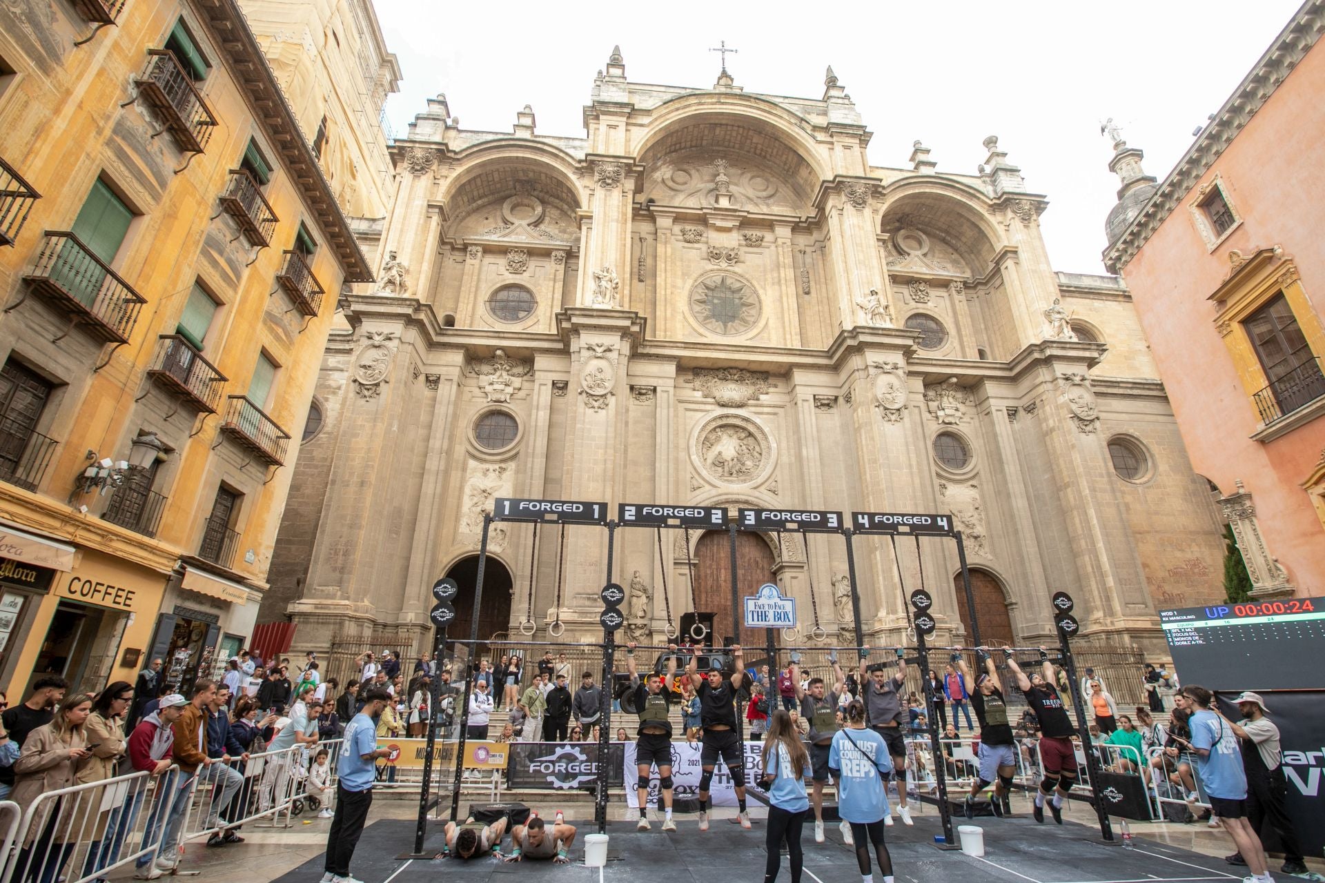 Una jornada de crossfit frente a la Catedral de Granada