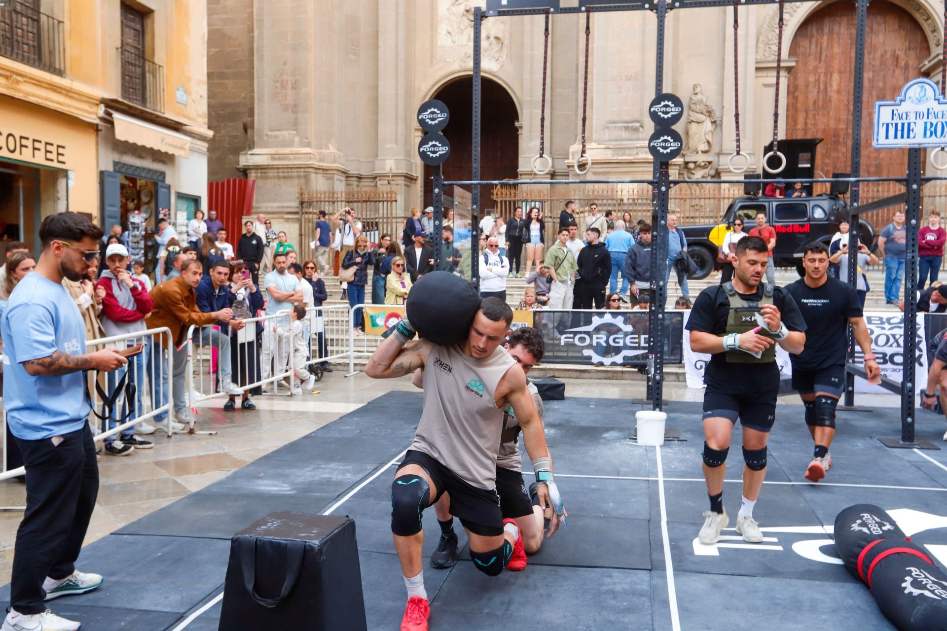 Una jornada de crossfit frente a la Catedral de Granada
