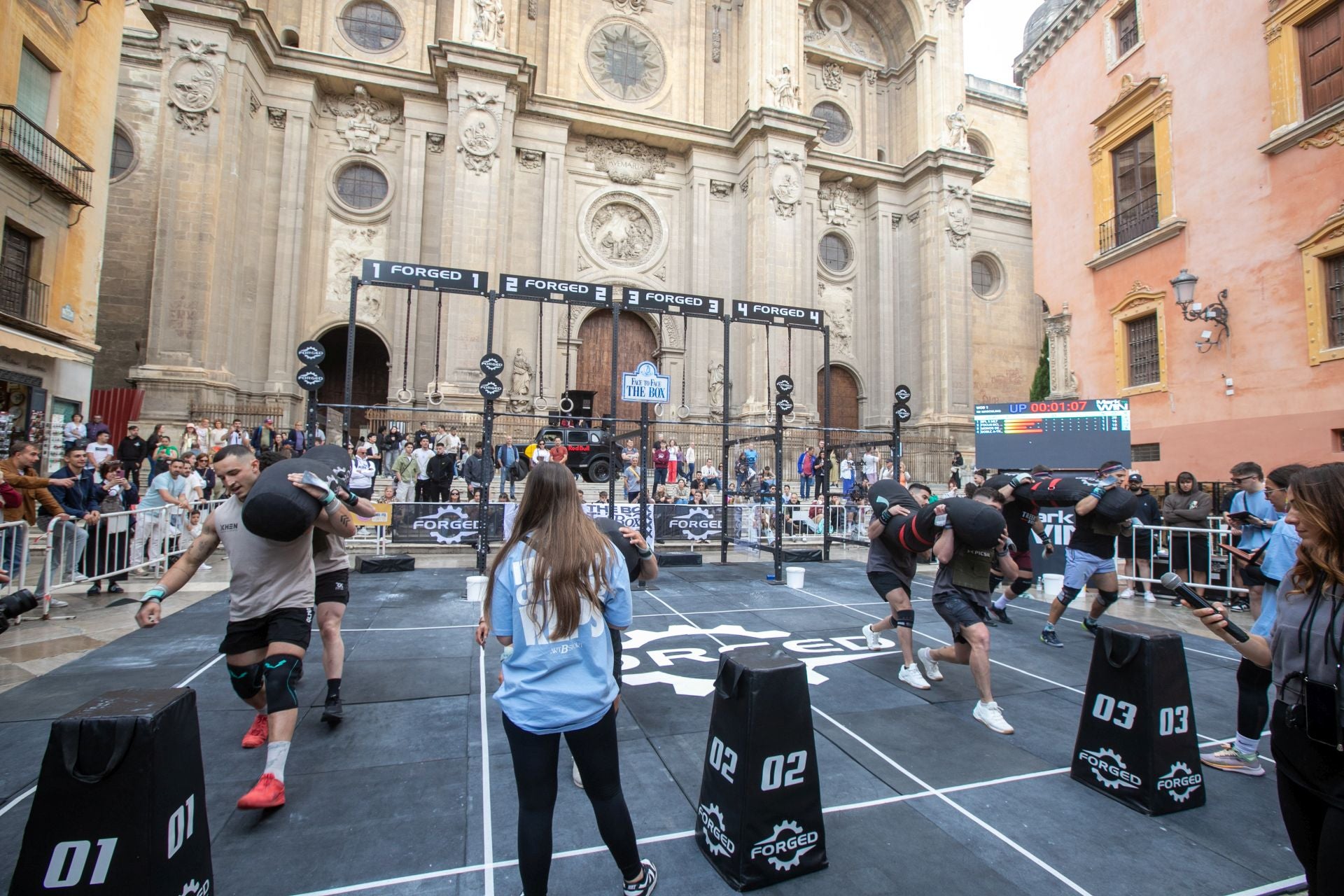 Una jornada de crossfit frente a la Catedral de Granada
