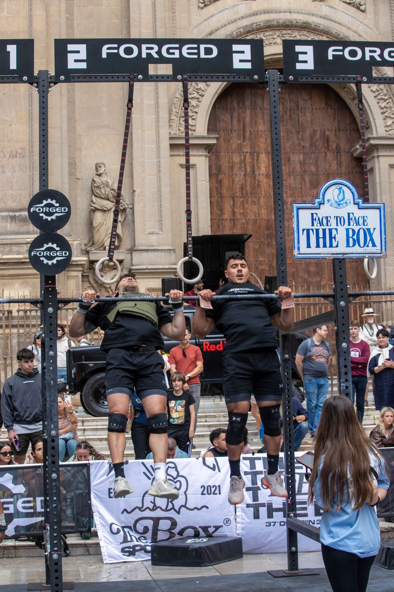 Una jornada de crossfit frente a la Catedral de Granada