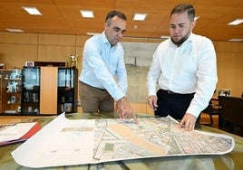 Francis Rodríguez y José Ramón Jiménez consultan un plano sobre futuros proyectos de la Diputación.