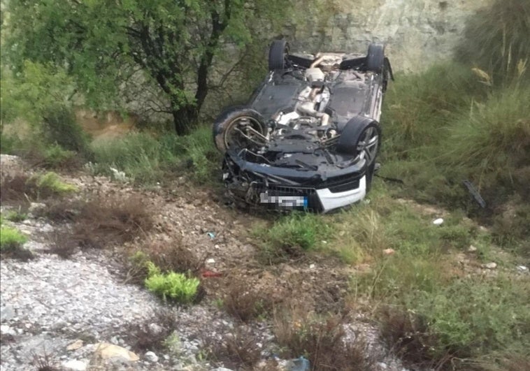 Herido tras saltar la mediana y volcar el coche en la A-92 a la altura de Freila