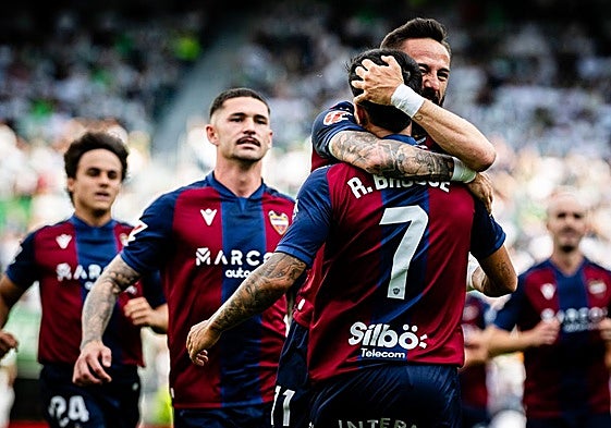 Los futbolistas del Levante celebran uno de sus goles.