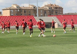 Miguel Rubio toca balón durante el entrenamiento de este sábado.