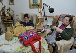 Alfonso Carrillo y su mujer María Morales en su casa rodeados de algunas piezas artesanales elaboradas por el pastor, agricultor, sastre, emigrante en Alemania y artesano.