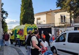 El servicio de Emergencias 061 durante su intervención en la plaza Cementerio de San Nicolás.