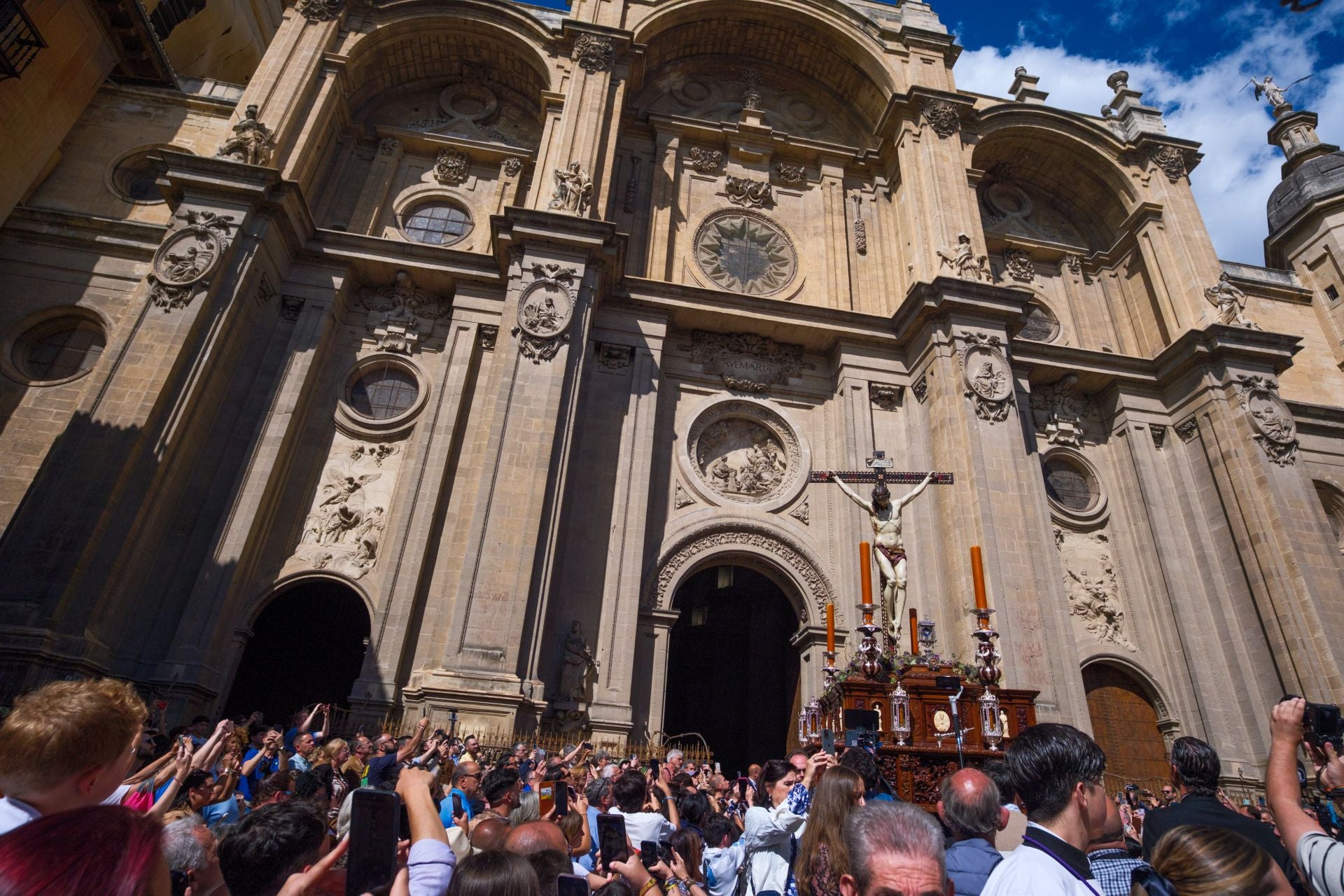 Así ha arropado Granada al Crucificado del Silencio