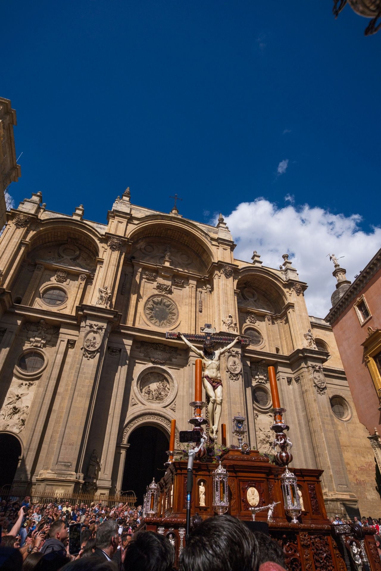 Así ha arropado Granada al Crucificado del Silencio