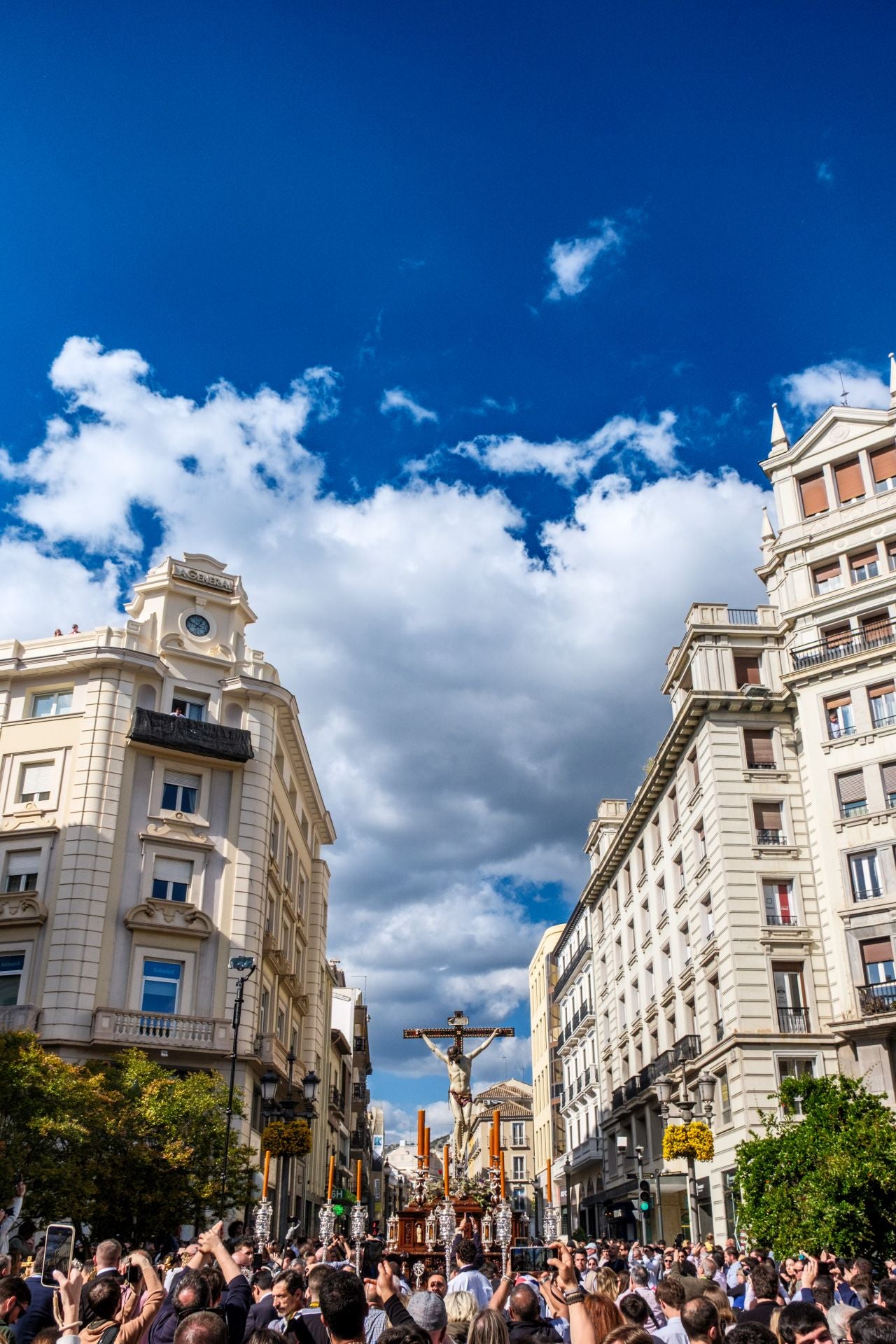 Así ha arropado Granada al Crucificado del Silencio