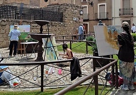 Pintores en el proceso creativo del certamen.