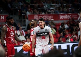 Una jugada en el partido del Covirán en el pabellón Príncipe Felipe de Zaragoza.