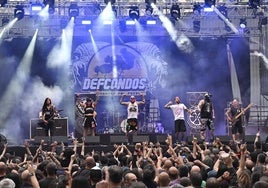 Defcondos sobre el escenario del Atarfe Vega Rock,