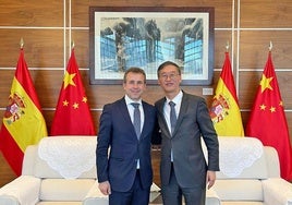 El alcalde, Julio Millán, con el embajador de China en España, Yaoi Jing.