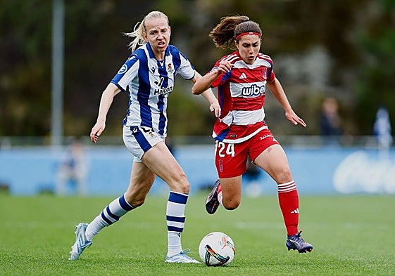 La rojiblanca Alexia escapa de una entrada de Cahynová en Zubieta.