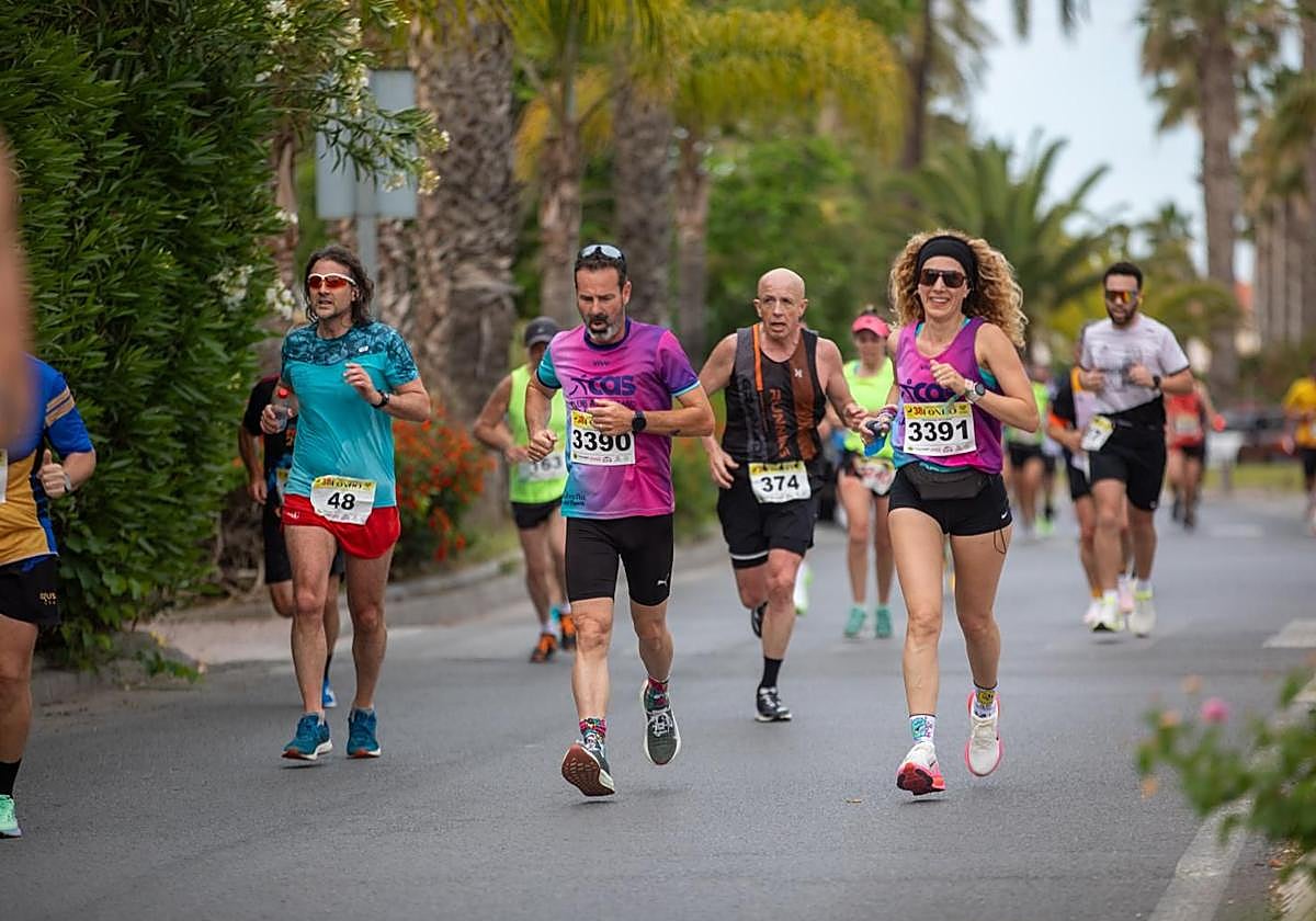Dos corredores del club de Salobreña corren por su pueblo.