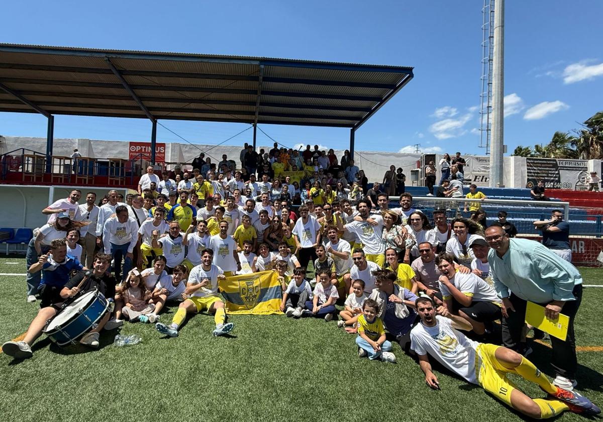 La plantilla del Huétor Tájar celebra su clasificación para el 'play off' en Torre del Mar.