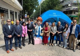 Foto de familia con las autoridades en la calle Roldán y Marín.