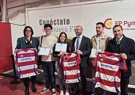 Los finalistas con los responsable de Empleo de la Junta y el director gerente de Cámara Granada.