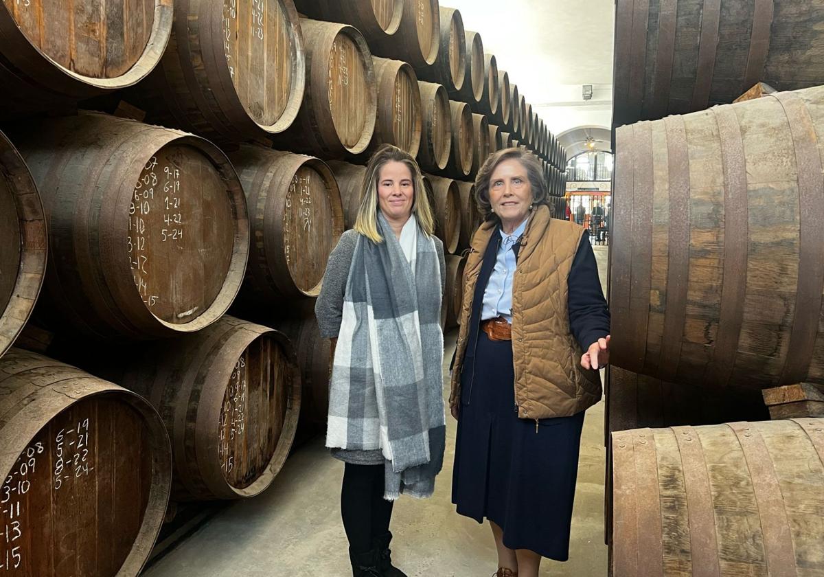 Blanca Montero, maestra ronera junto a su tía María Elena Targa, directora de la bodega motrileña.