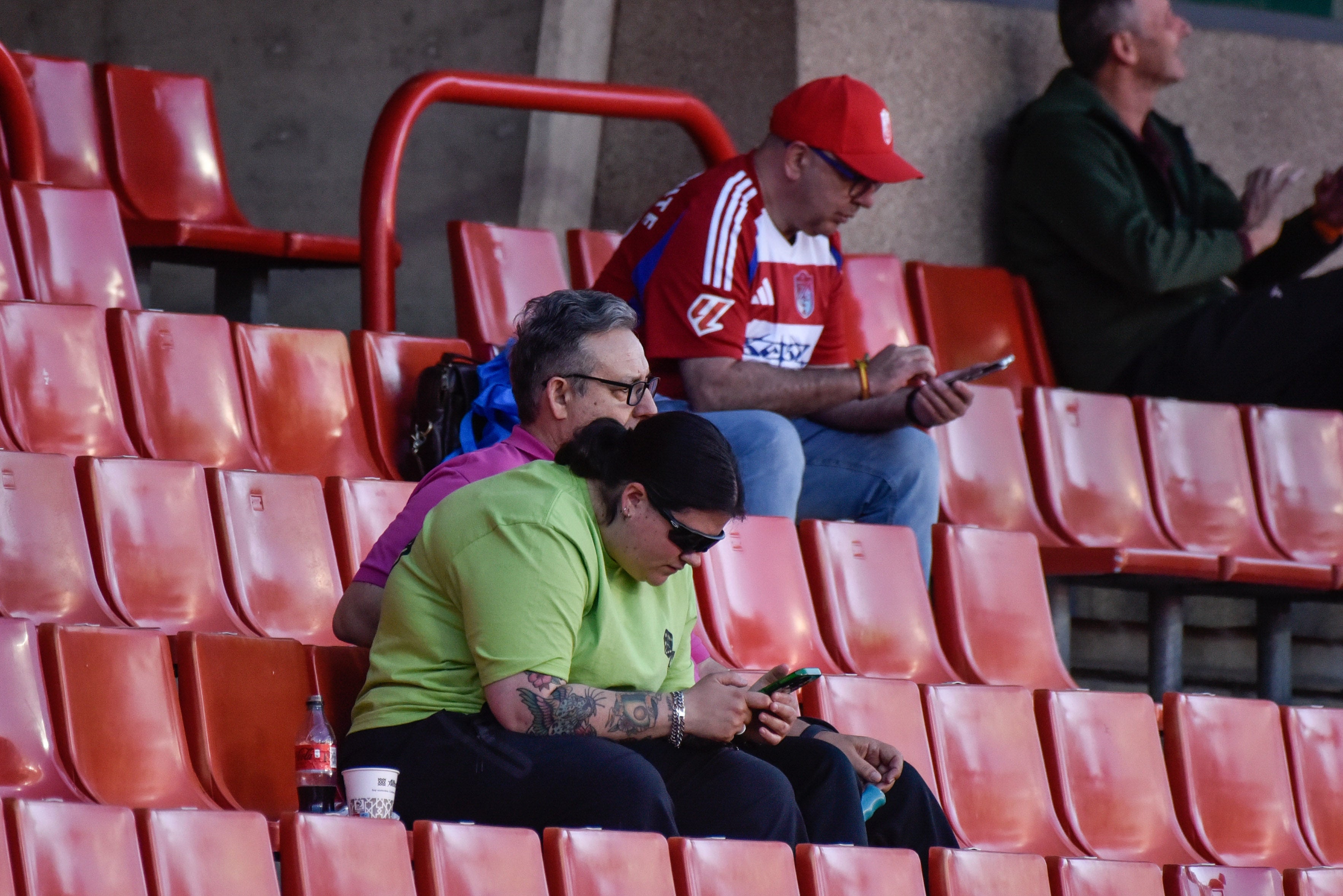 Encuéntrate en la grada del Granada-Eibar