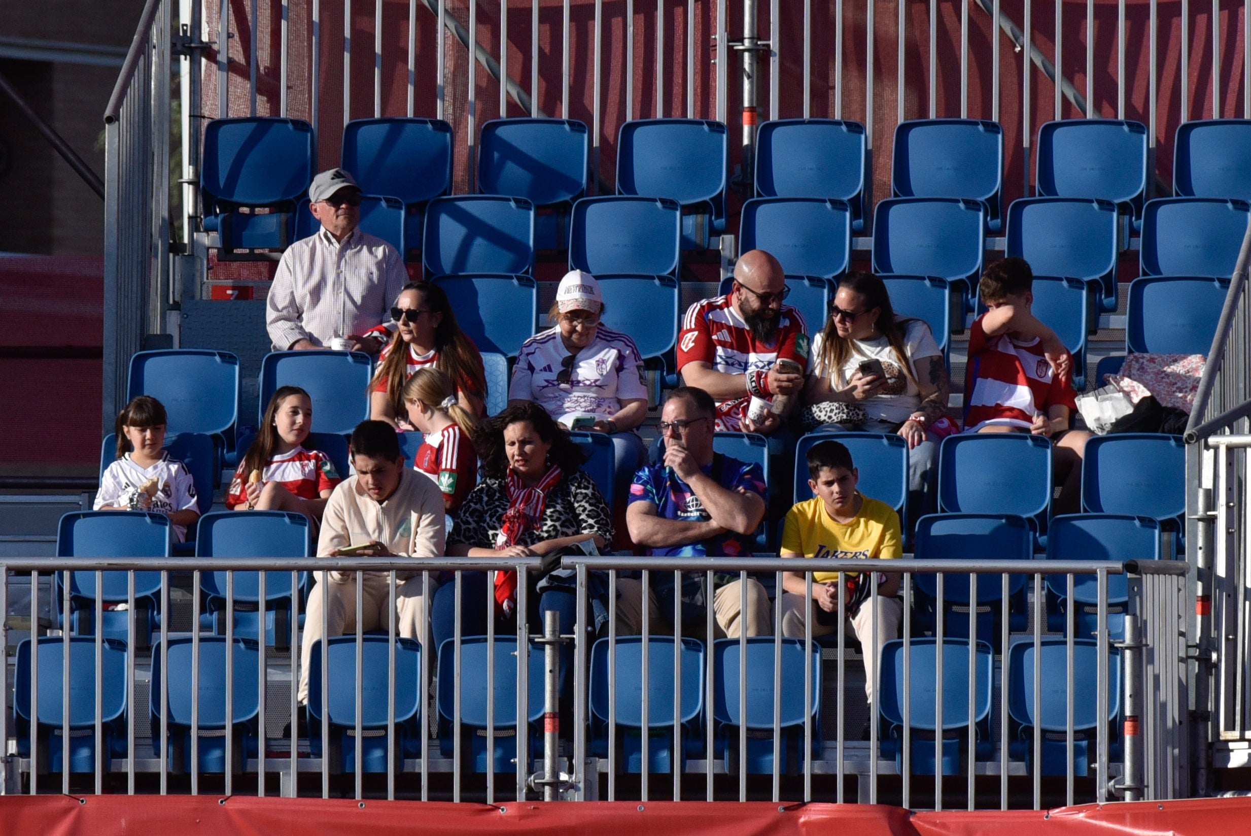 Encuéntrate en la grada del Granada-Eibar