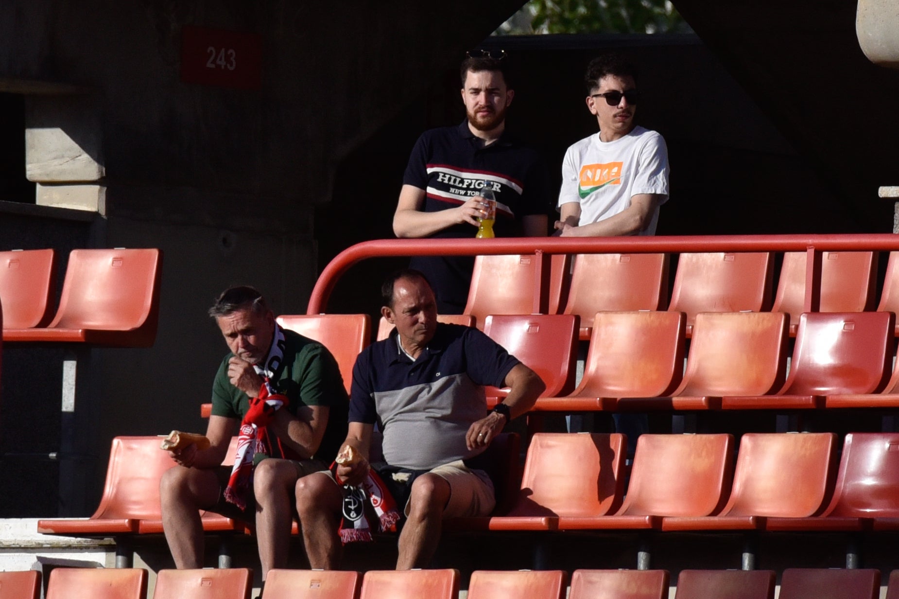 Encuéntrate en la grada del Granada-Eibar