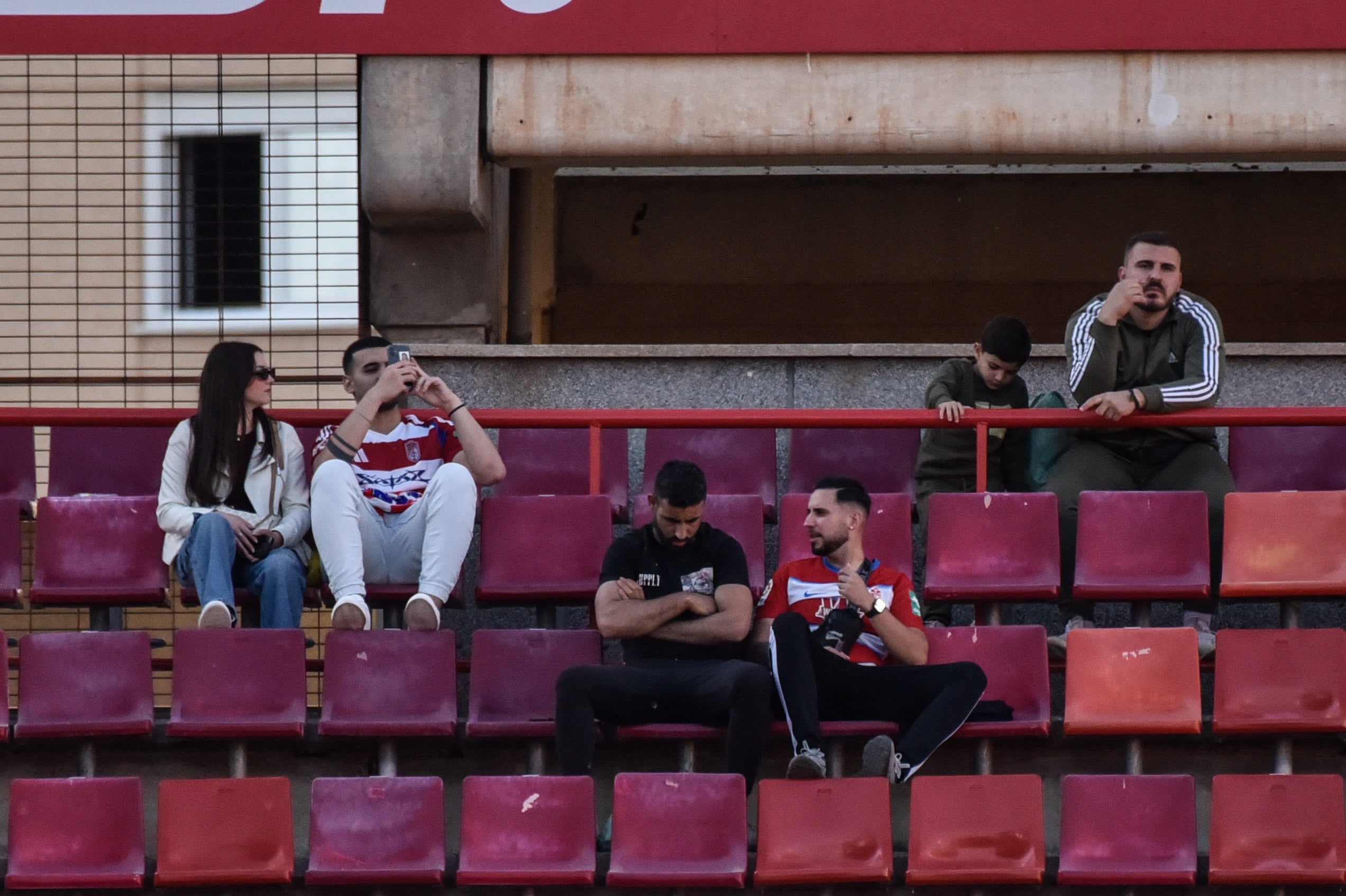 Encuéntrate en la grada del Granada-Eibar
