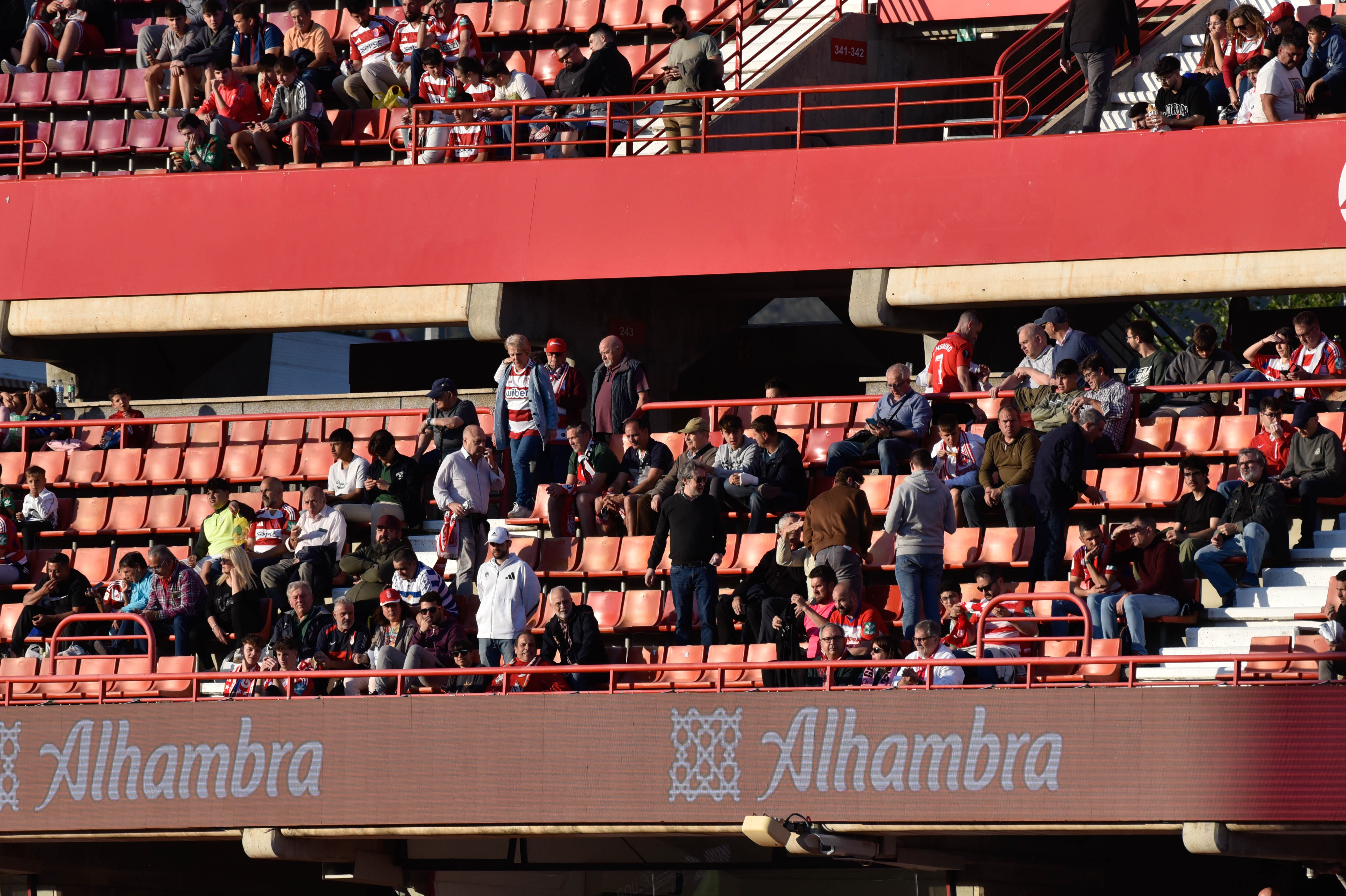 Encuéntrate en la grada del Granada-Eibar