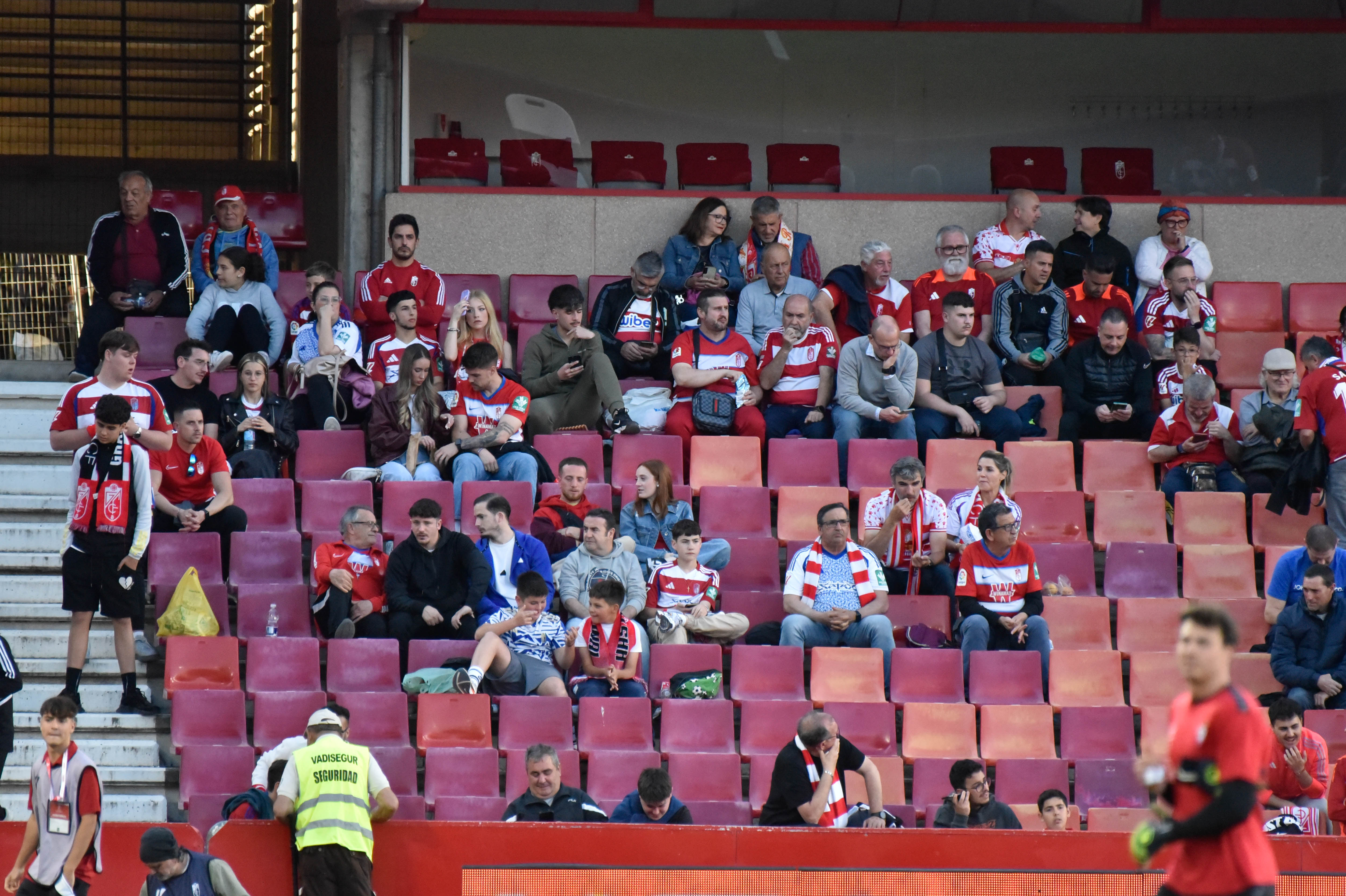 Encuéntrate en la grada del Granada-Eibar